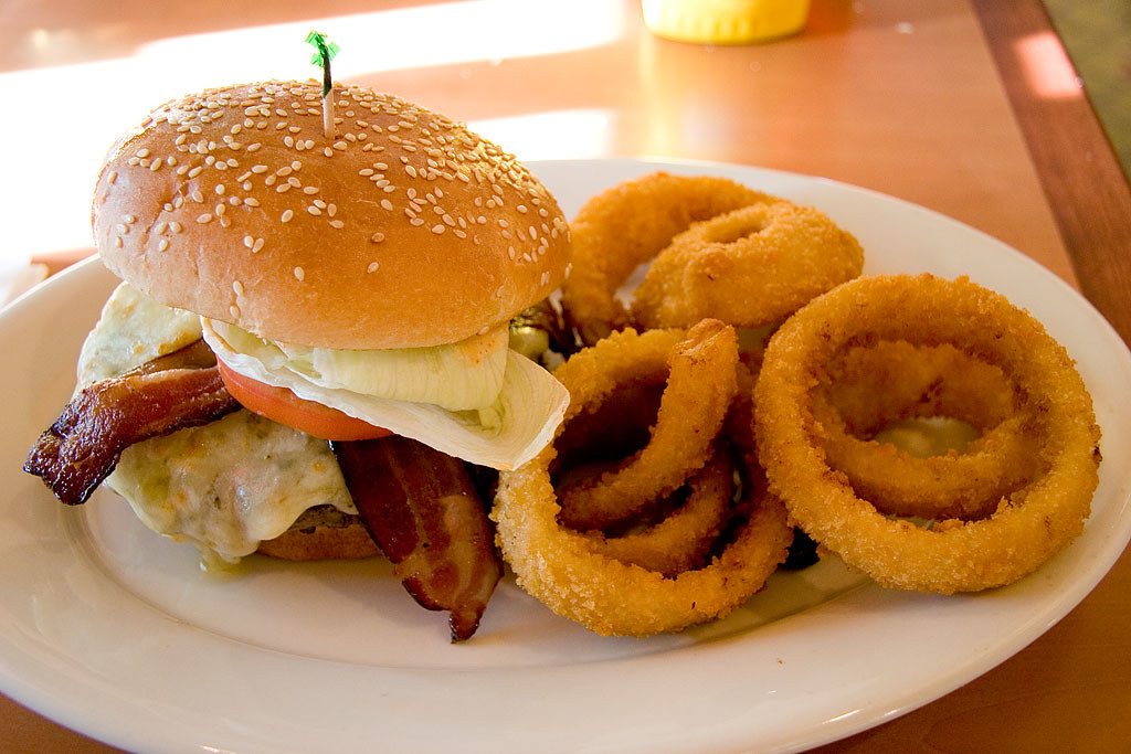 Hamburguesa con aros de cebolla al costado