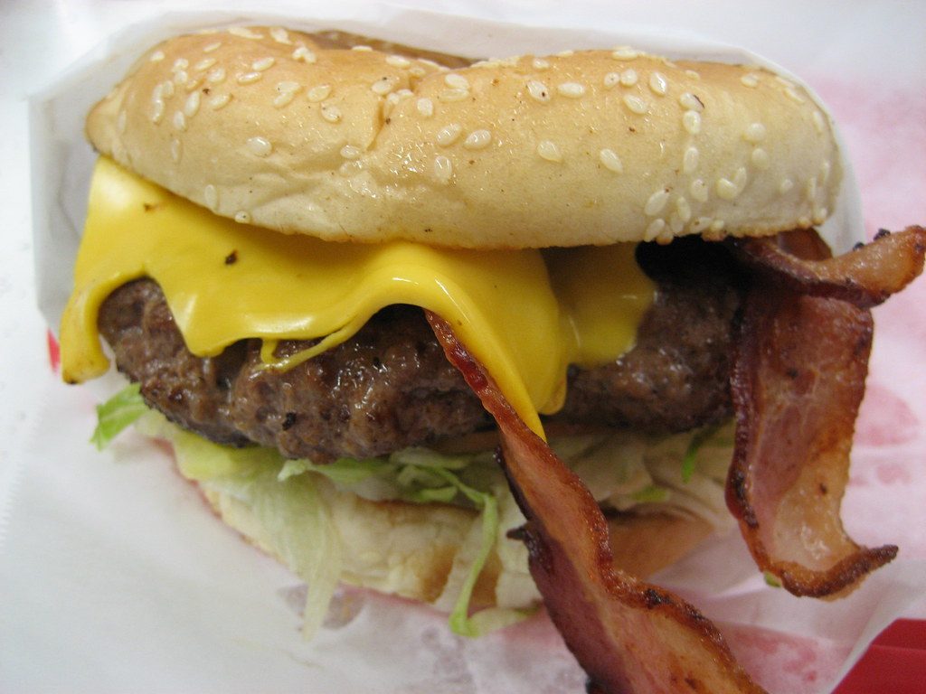 Hamburguesa con cheddar derretido y panceta