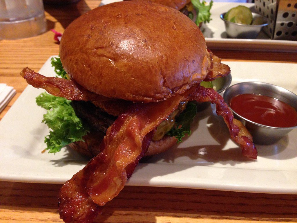 Hamburguesa con panceta crocante y ketchup