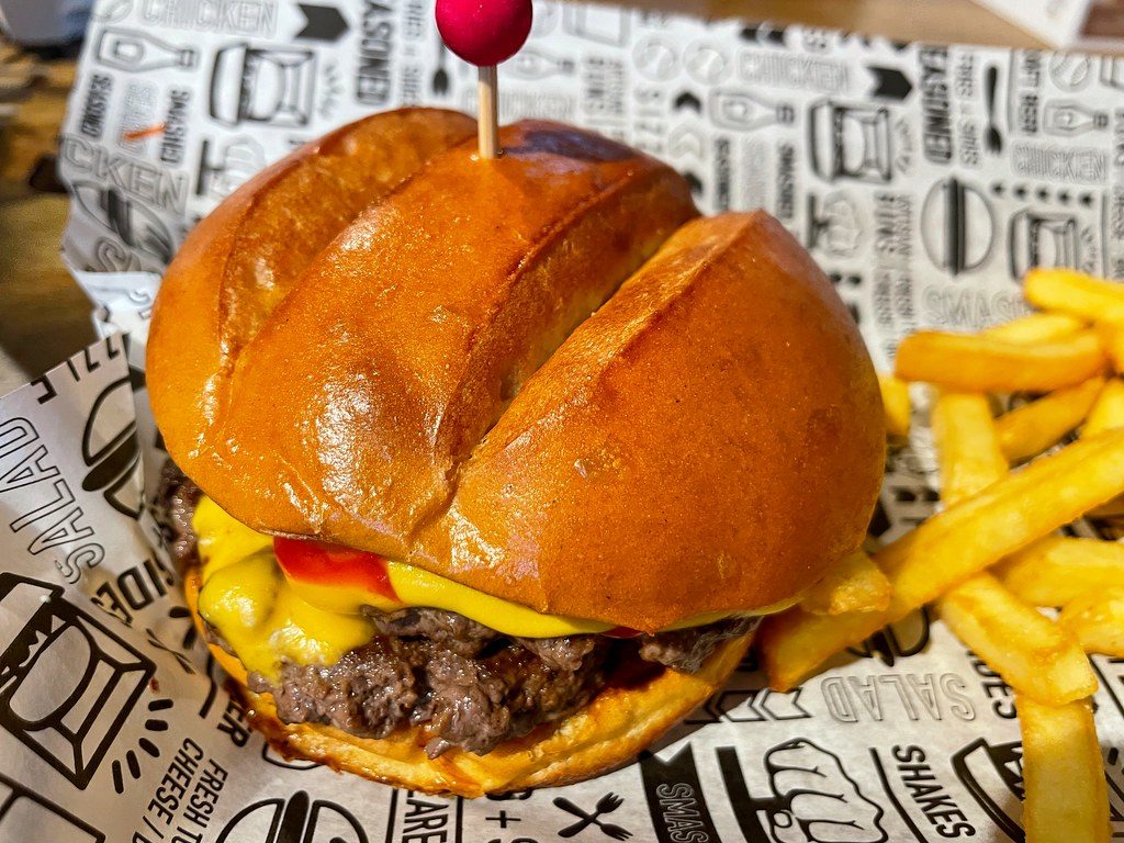 Hamburguesa en pan brioche con papas fritas