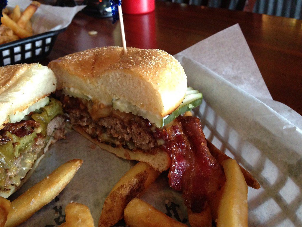 Hamburguesa con panceta en canasta