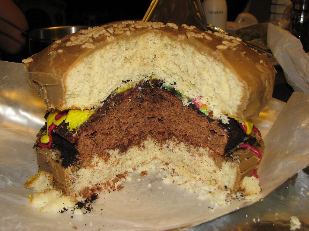 Hamburguesa cortada al medio mostrando la carne