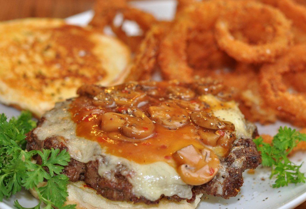 Hamburguesa con hongos, queso y salsa