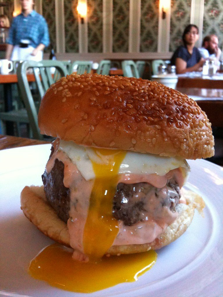 Hamburguesa con huevo de yema blanda
