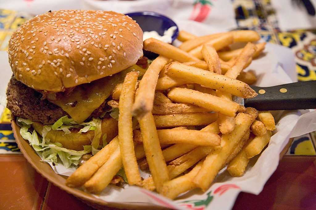 Hamburguesa con papas en plato
