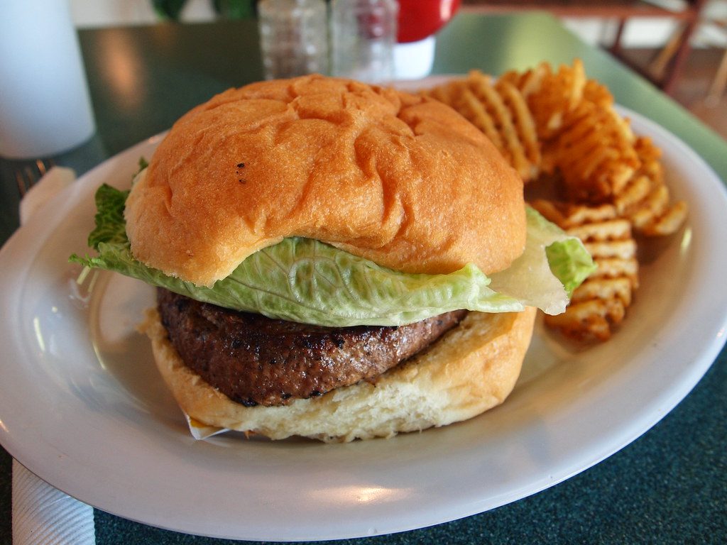 Hamburguesa con papas waffle