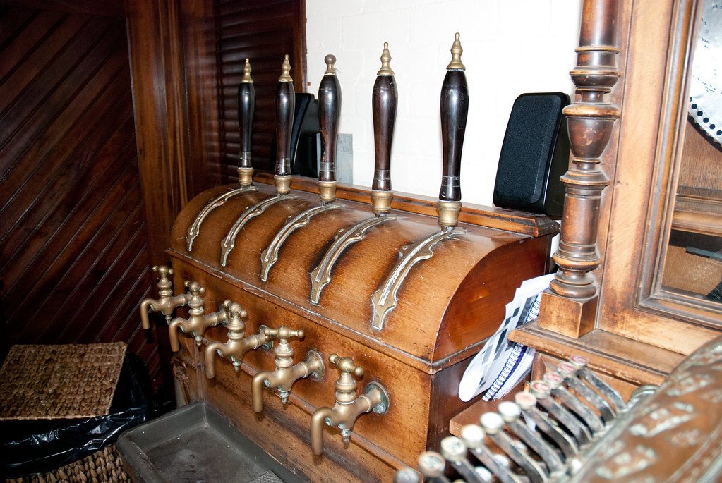 Canillas de cerveza sobre un barril de cobre