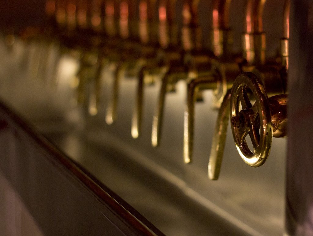 Fila de canillas de cerveza de bronce