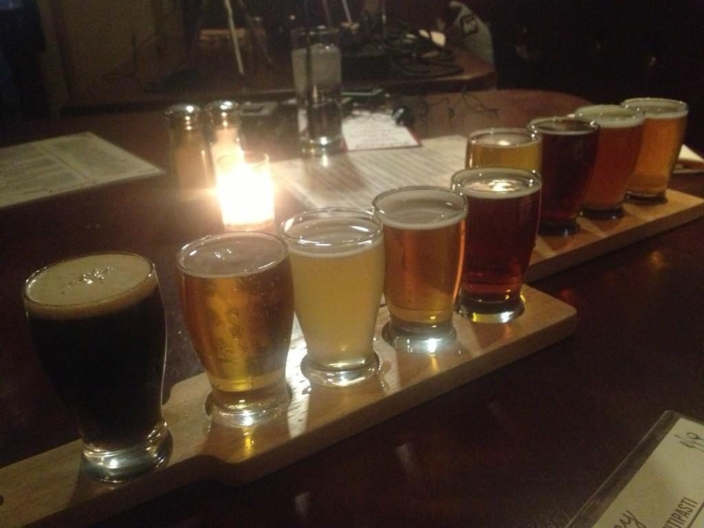 Tabla de degustación de cervezas a la luz de una vela