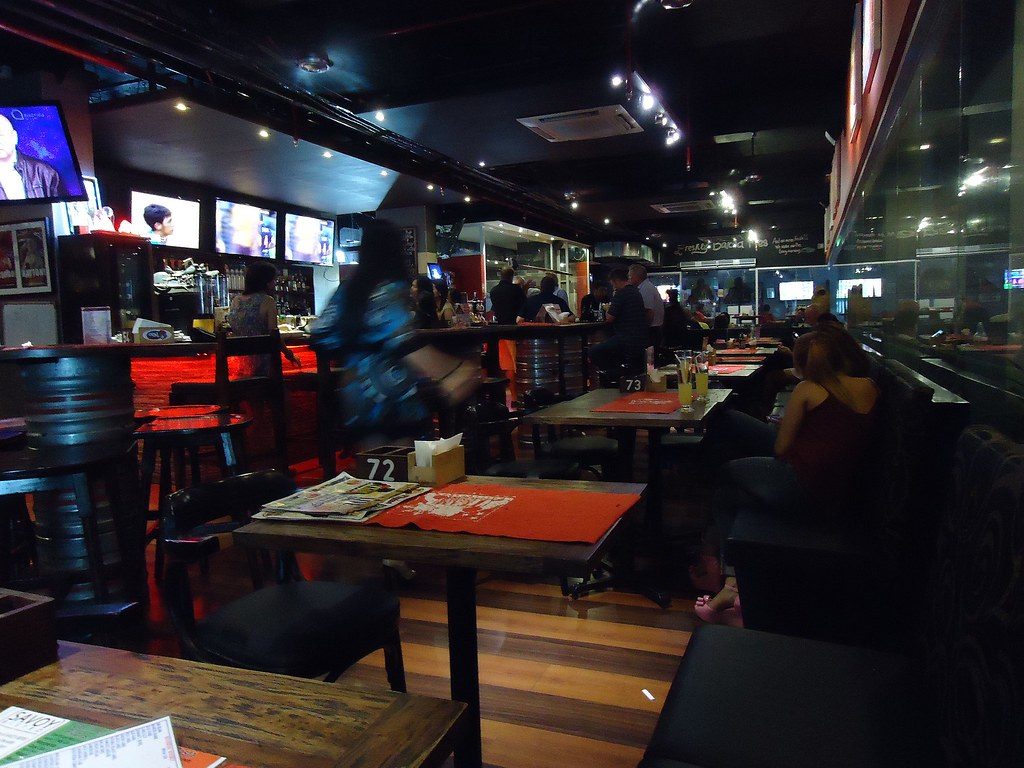 Mesas del salón con luces bajas
