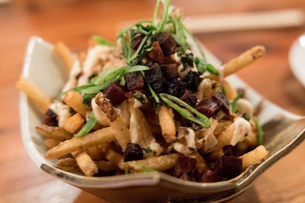 Papas cargadas con carne desmechada y verdeo
