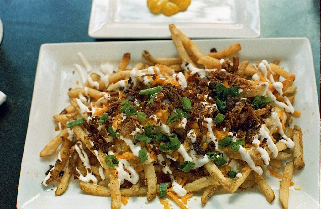 Papas cargadas con verdeo y salsa